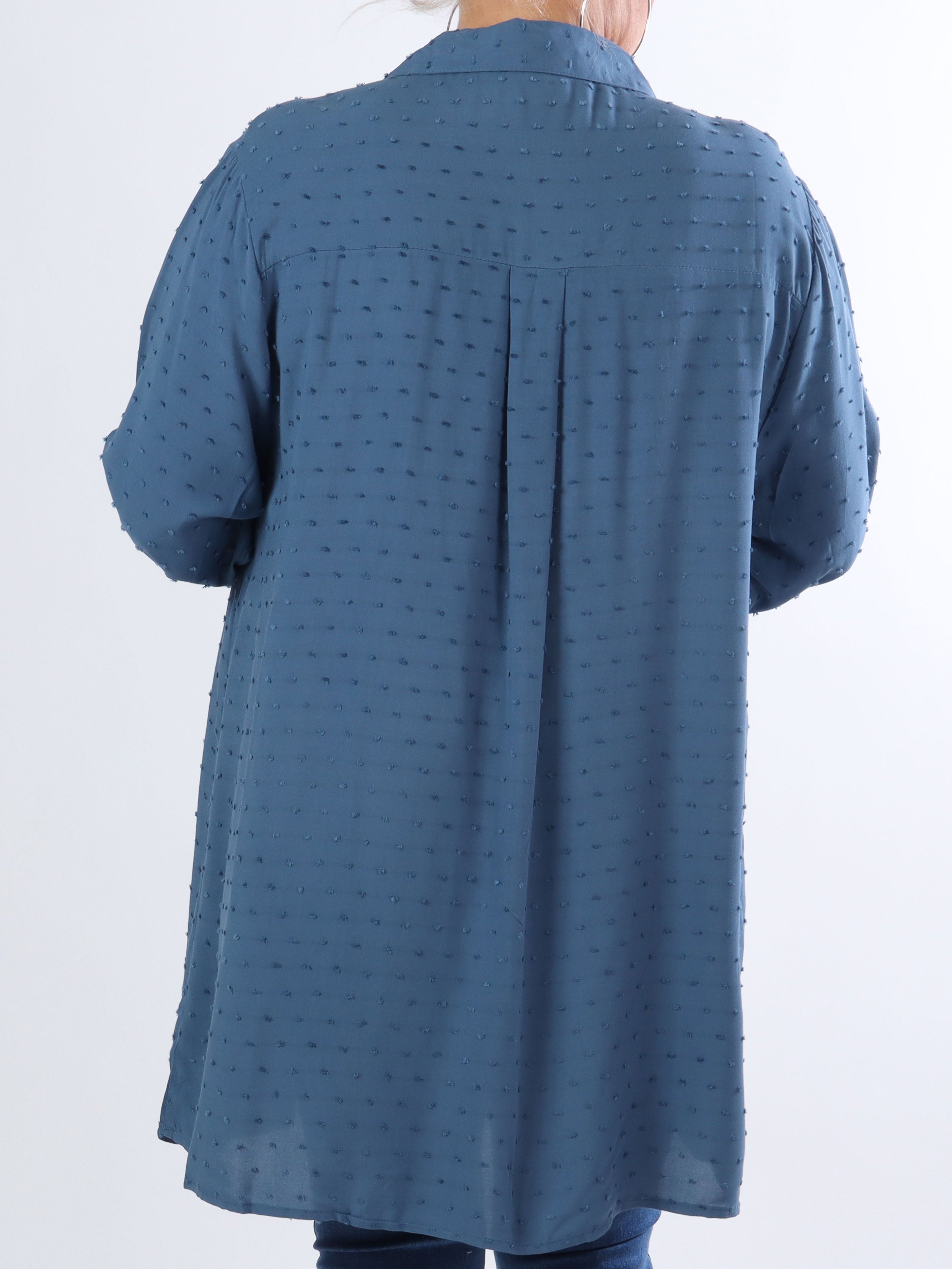 Zandra - Plus size skjorte med flæse og prikket detaljer